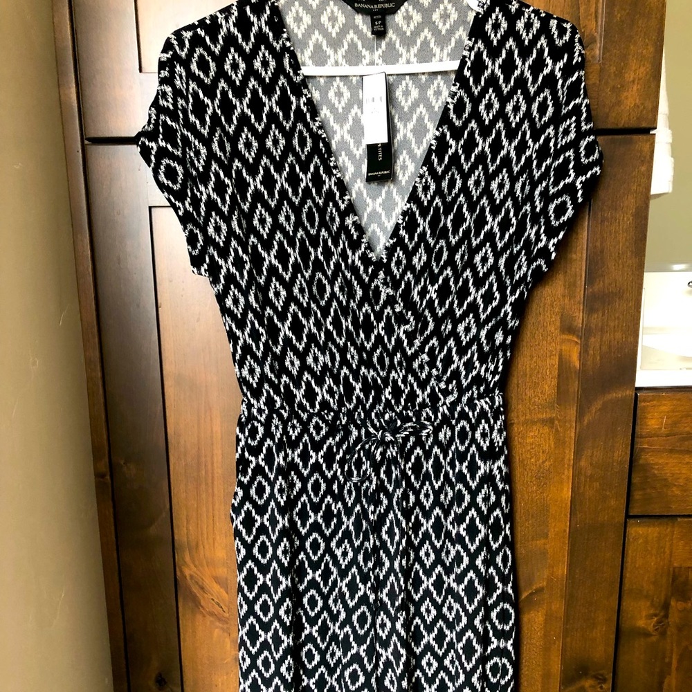 Banana Republic S Petit black and white jumpsuit. Short sleeve with pockets!